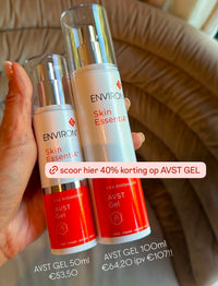 Vergelijking tussen de Environ AVST Gel 50 ml en de AVST Gel Upsize Limited Edition 100 ml. Beide verpakkingen worden naast elkaar gehouden om het formaatverschil te tonen. De tijdelijke 100 ml-editie biedt dubbel zoveel product met ongeveer 40% voordeel ten opzichte van de standaard 50 ml-verpakking.