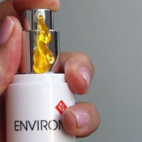 Close-up van de structuur van AVST Gel Upsize Limited Edition 100 ml. De lichte geltextuur trekt vlot in, voelt fris aan op de huid en is geschikt voor dagelijks gebruik binnen een vitamine A skincare routine.