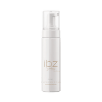 Glow Bronze Foam Express Olive zelfbruinende mousse voor een olijfkleurige, natuurlijke bruine teint. Sneldrogende zelfbruiner met groene ondertoon voor een egaal en streeploos resultaat.