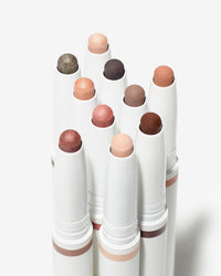 ColorLuxe Eye Shadow Stick aangebracht op het oog voor een natuurlijke en stralende ooglook