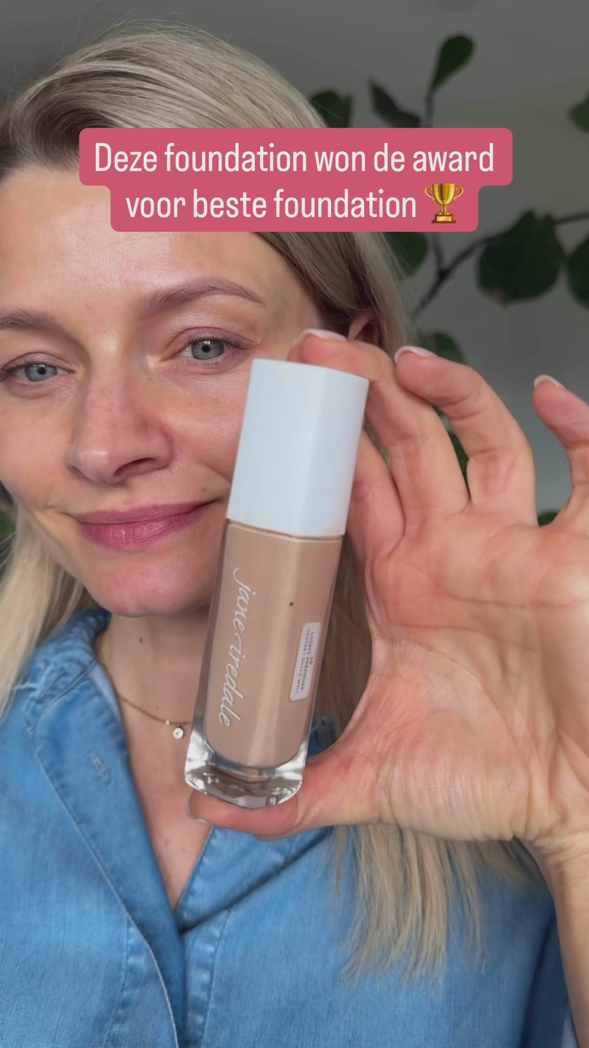 Verschillende tinten van de jane iredale Skintuition Foundation voor een natuurlijke dekking